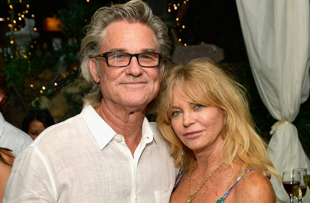 Le couple se regardant avec tendresse