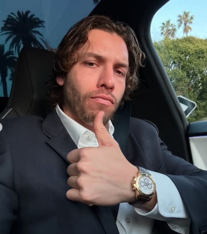 Portrait de Joseph Baena, souriant et athlétique.