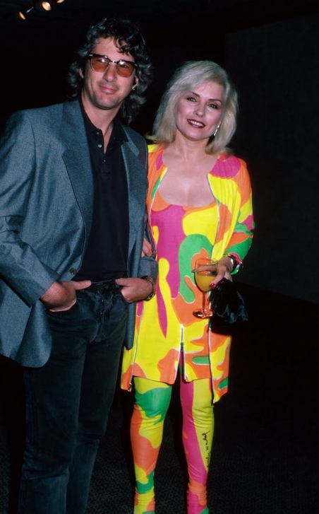 Richard Gere et Debbie Harry souriant lors d'un gala à New York en 1987