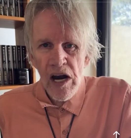 Gary Busey souriant, montrant sa résilience
