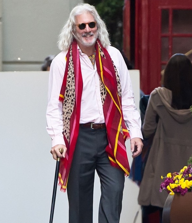 Richard Gere aujourd'hui, visage marqué par l'âge et sourire naturel