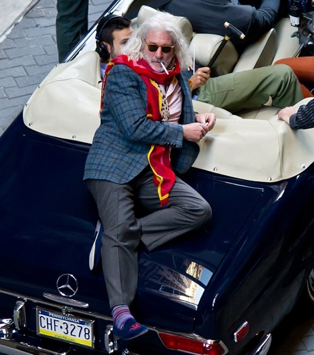 Richard Gere avec un foulard imprimé et une tenue décontractée