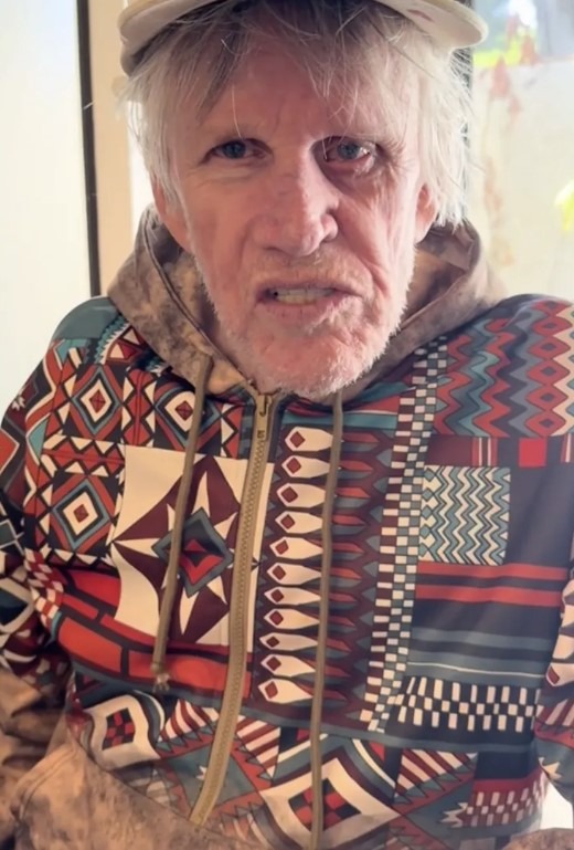 Gary Busey aujourd'hui, à 80 ans, aux côtés de sa compagne