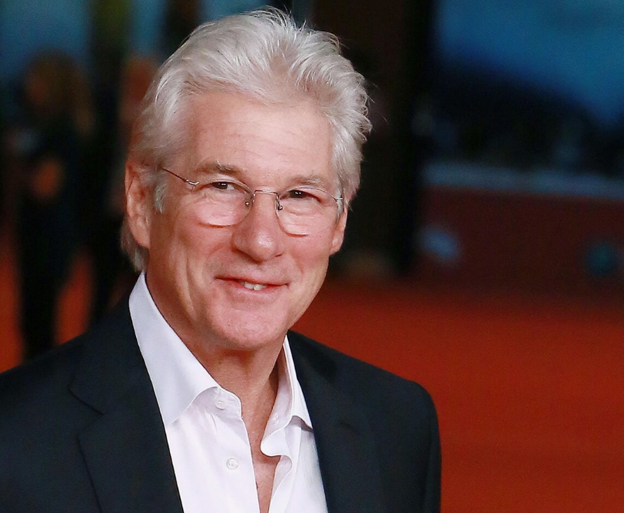 Richard Gere souriant, illustration de l'évolution et de l'acceptation