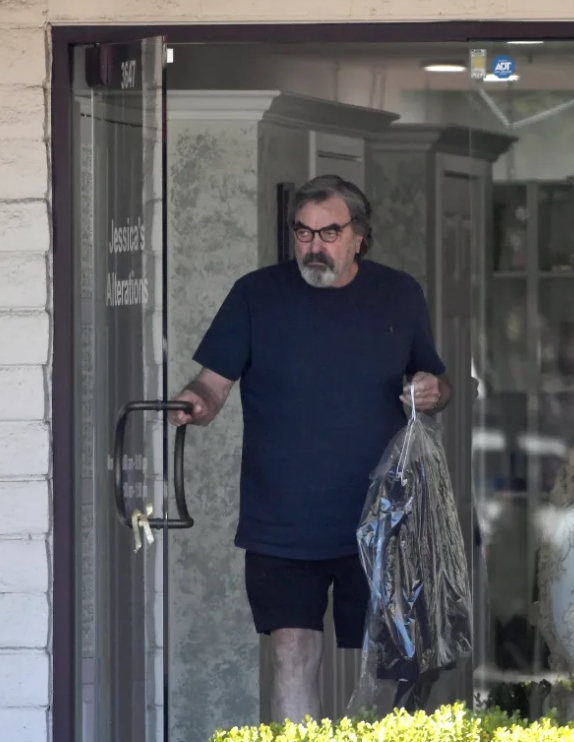Photo récente de l'acteur avec barbe grise et lunettes
