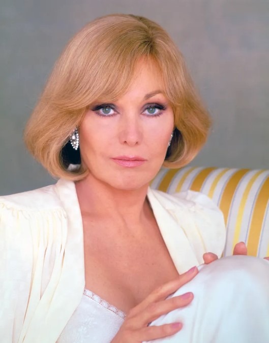 Kim Novak dans un cadre naturel et paisible