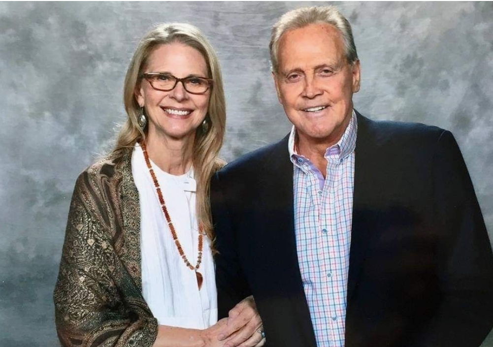 Lee Majors, aujourd'hui, posant avec son célèbre sourire