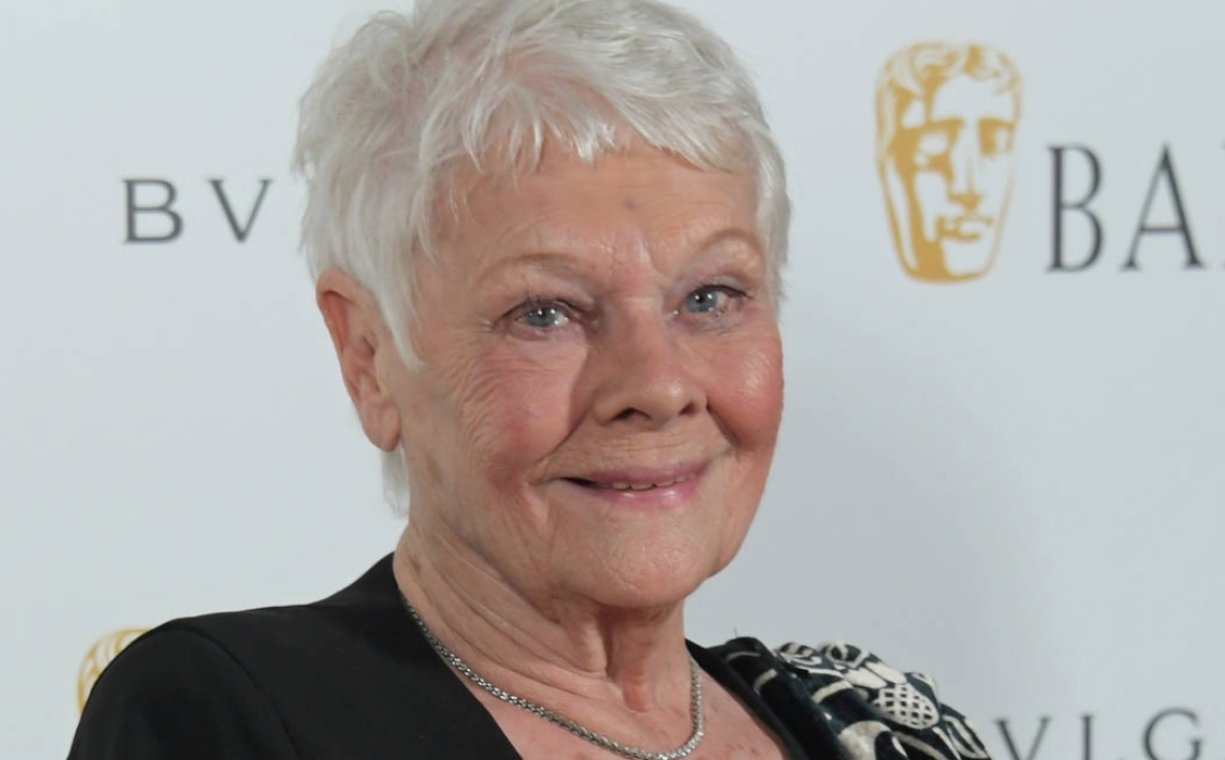 Judi Dench partageant un moment de complicité avec un proche