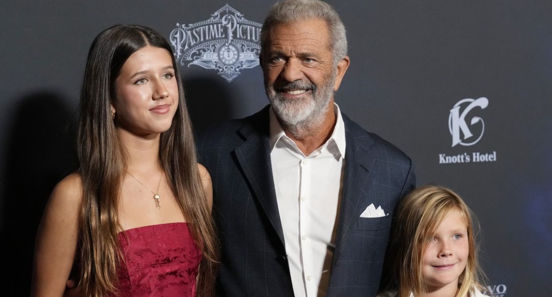 Lucia Gibson, adolescente de 16 ans, élégante et assurée lors d'un événement