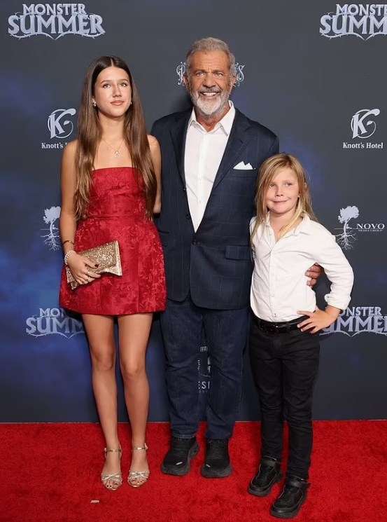 Portrait en plan rapproché de Lucia Gibson, regard franc et sourire timide