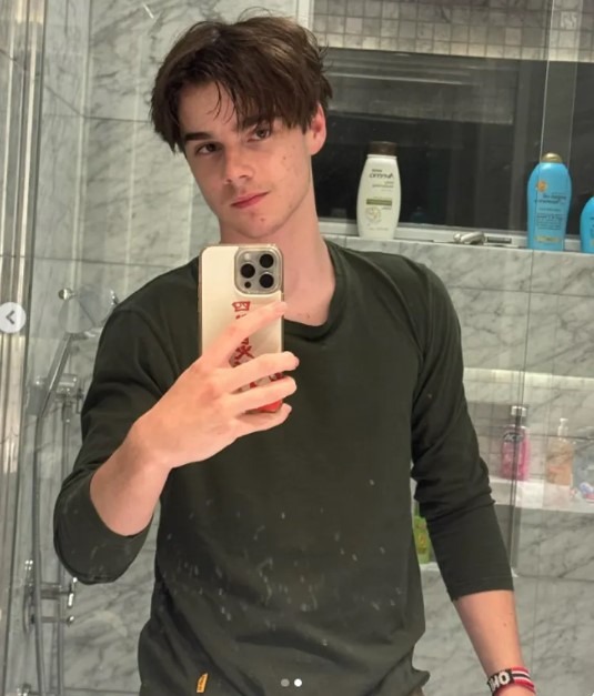 Ricky Martin en concert, échangeant un regard complice avec ses fils