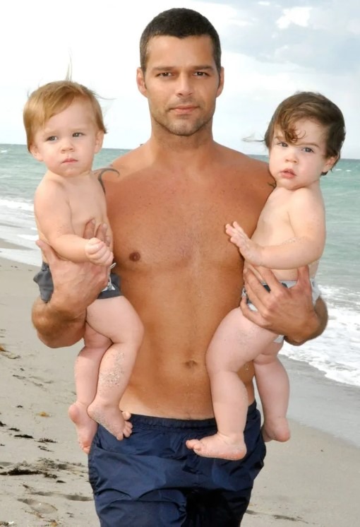 Ricky Martin souriant avec ses deux jeunes fils