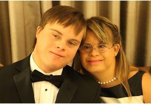 Il y a 27 ans, un couple porteur de trisomie 21 donnait naissance à un enfant : aujourd’hui, leur fils est adulte et leur vie a changé à jamais.