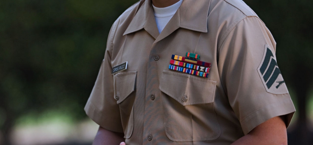 Vue d'un saule pleureur au bord d'une rivière, lieu paisible et nostalgique