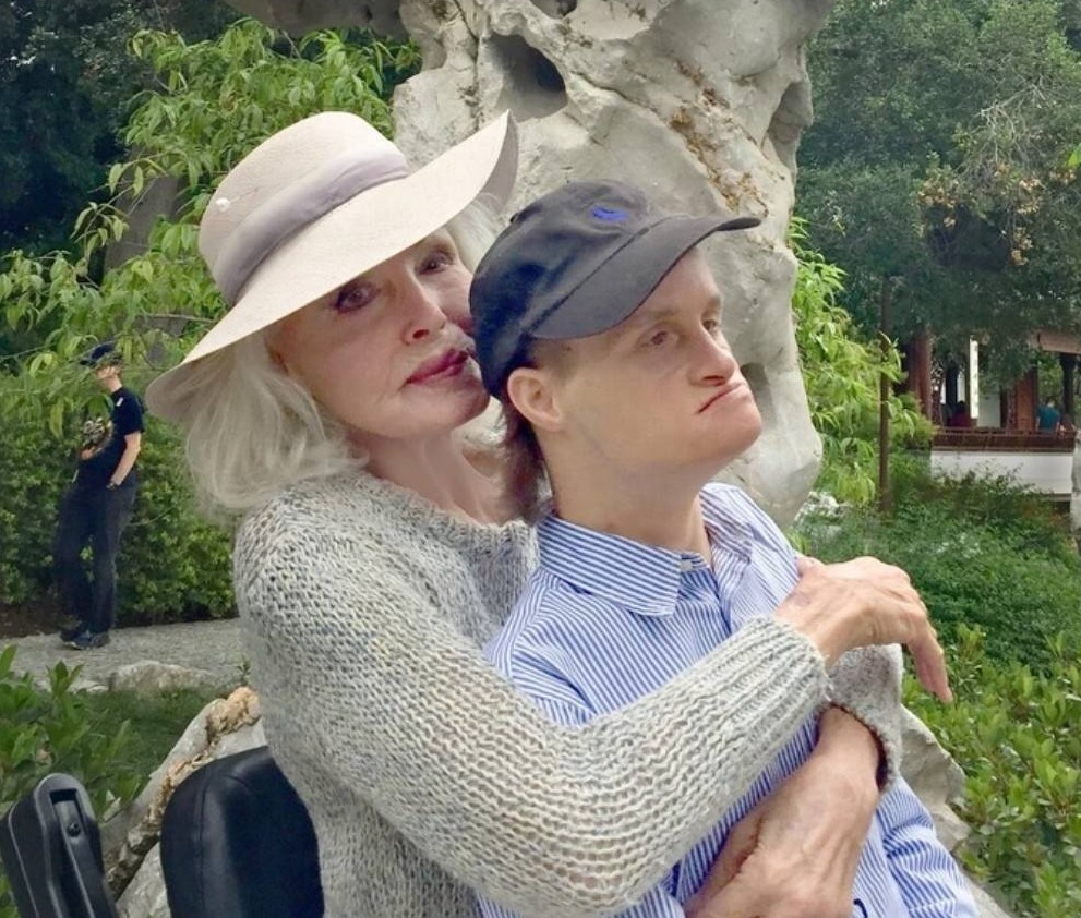 Portrait émouvant de Julie Newmar et de son fils