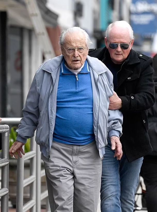 William Daniels, habillé décontracté, pour son anniversaire