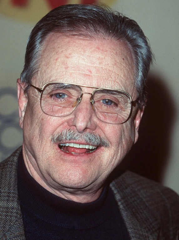 Portrait récent et souriant de William Daniels