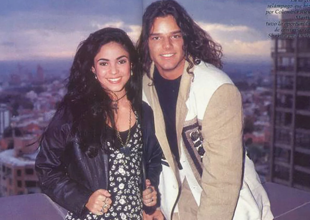 Photo d'archive de Shakira adolescente, sérieuse, probablement en studio ou lors d'une interview