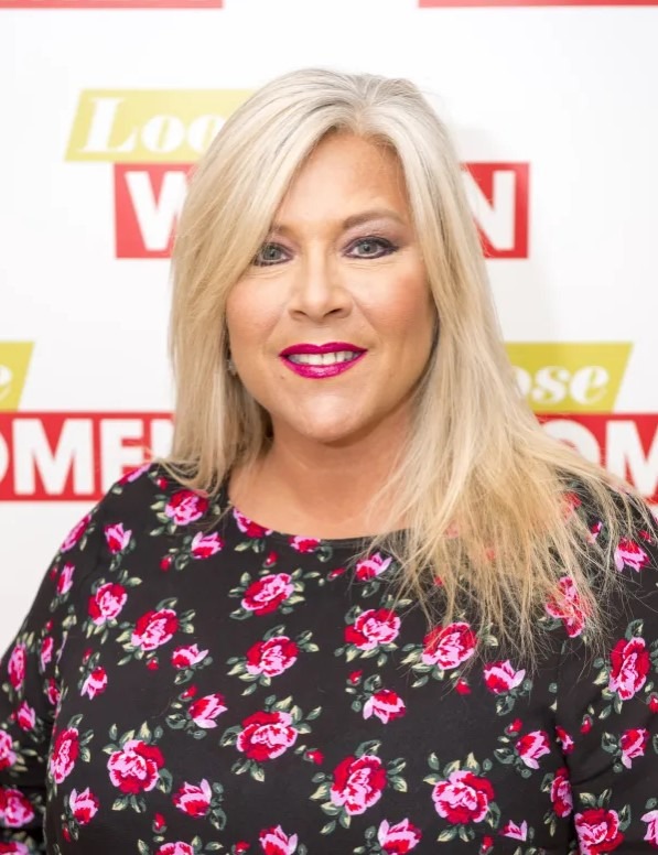 Samantha Fox, style et sourire iconiques des années 80