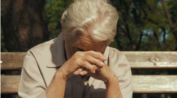 Adolescent souriant s'adressant à une grand-mère