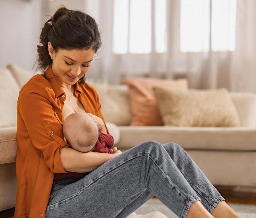 Une mère et son fils adolescent partageant un moment complice