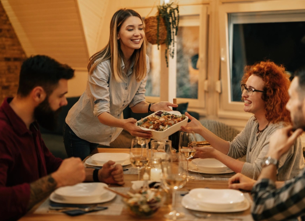 Un jeune homme tend une invitation à sa mère, qui semble émue