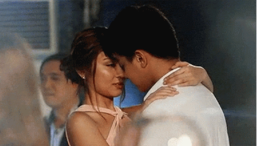 Une mère élégante en robe bleue et son fils souriant avant de partir pour le bal