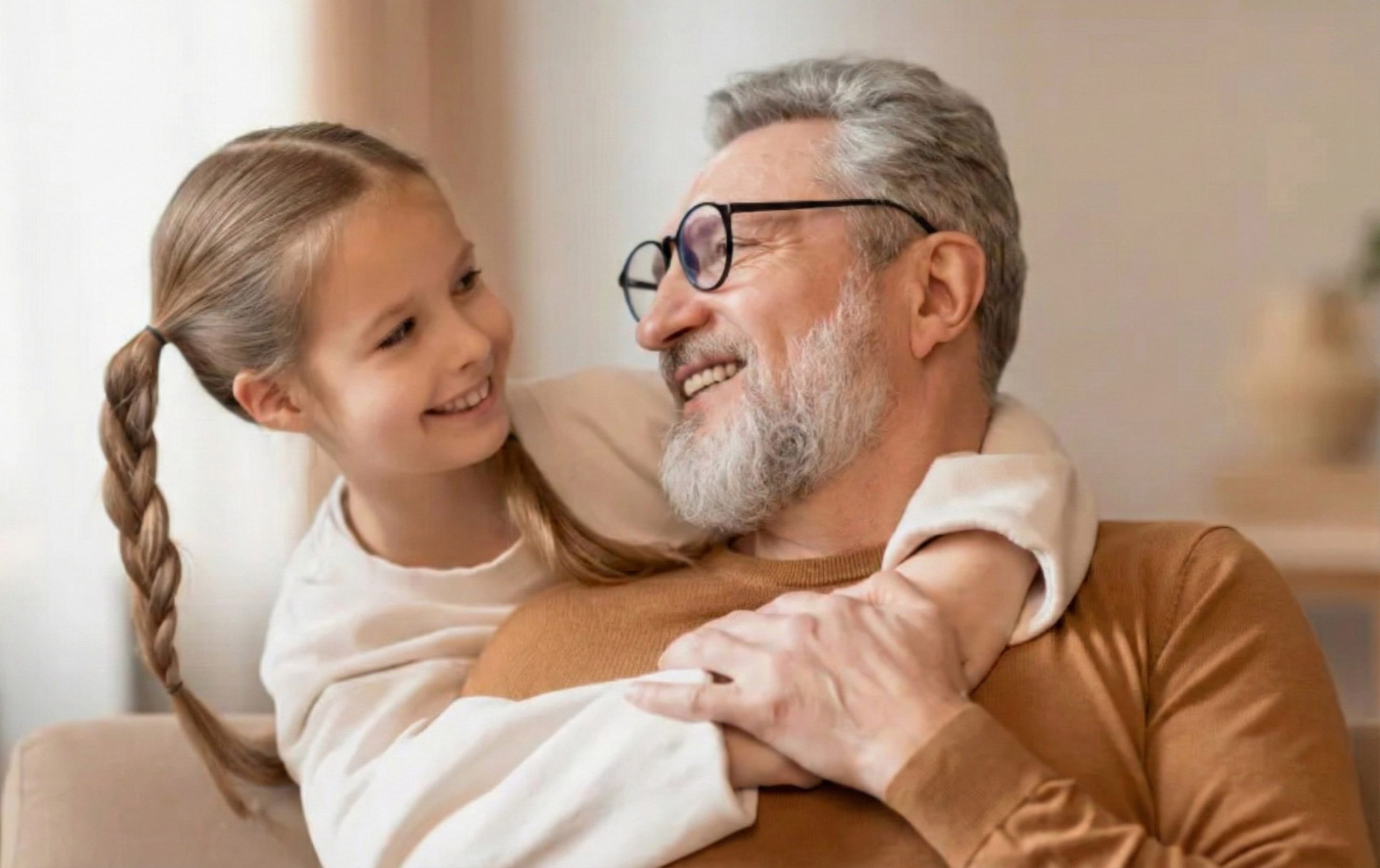 Photo intimiste d'un homme âgé et d'une jeune femme se tenant la main, un document entre eux