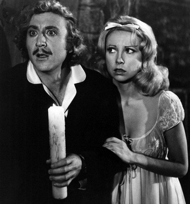 Gene Wilder souriant dans les tribunes d'un match