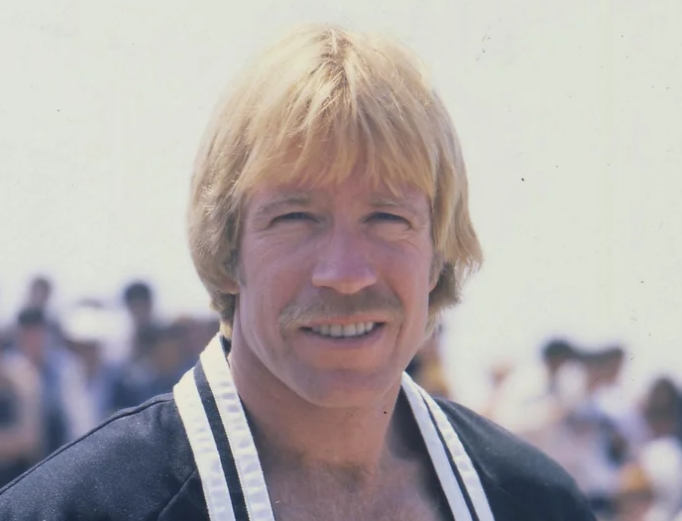 Capture d'écran du combat légendaire contre Bruce Lee dans 'La Fureur du Dragon'