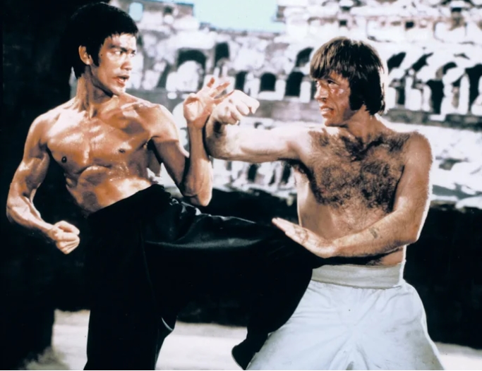 L'acteur en tenue d'entraînement, démontrant une technique de combat