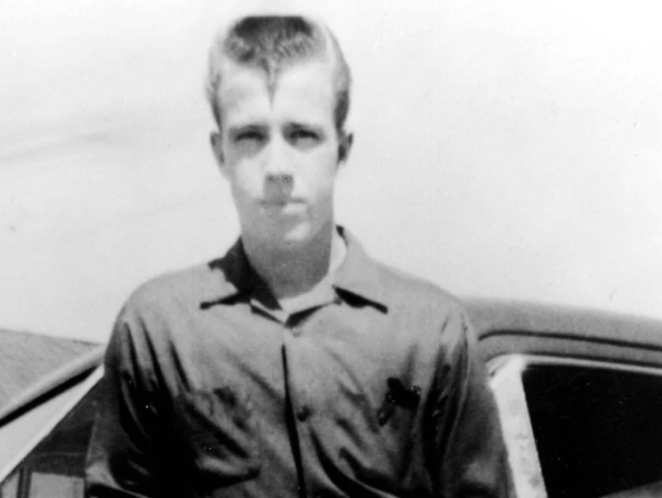 Photographie d'archives montrant le futur acteur dans sa jeunesse