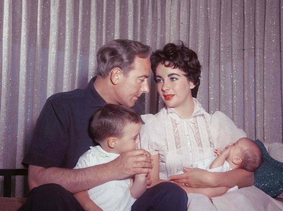 Portrait d'Elizabeth Taylor tenant son jeune fils Michael dans ses bras