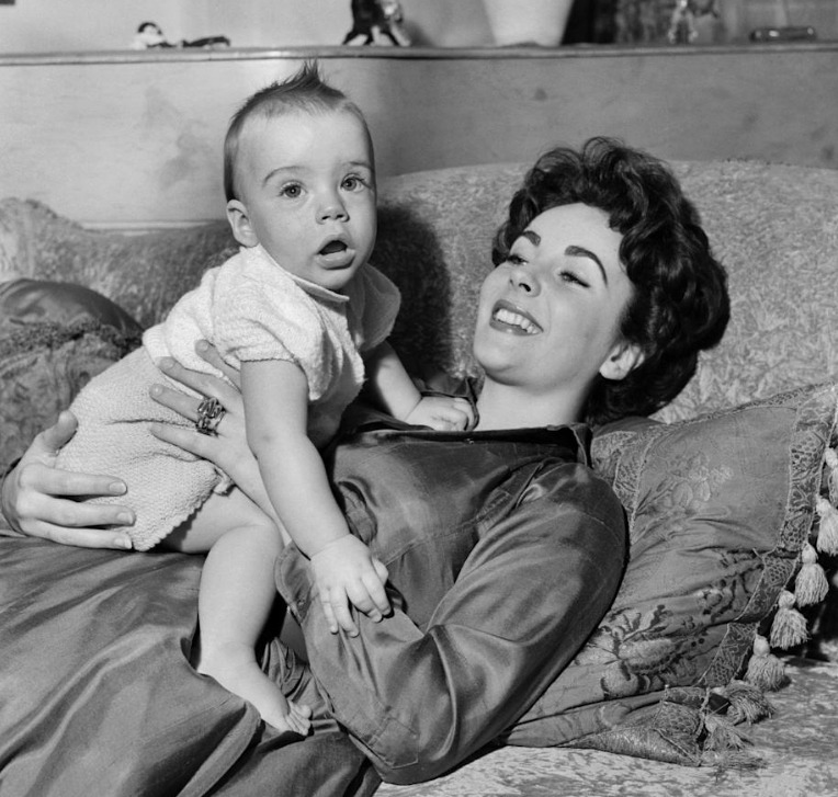 Gros plan sur le visage d'Elizabeth Taylor souriant à son fils