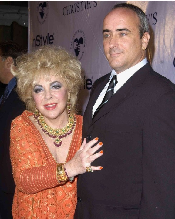 Photo de Michael Wilding Jr. adulte, souriant et posé