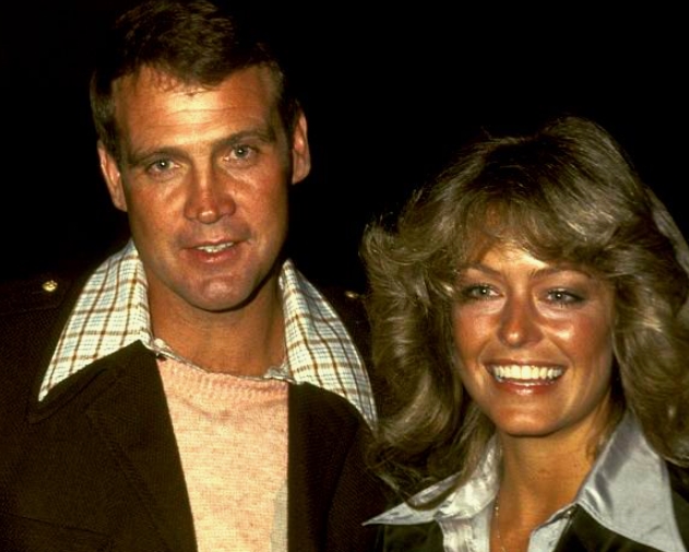 Photo des deux acteurs semblant plus distants, en tenue de ville