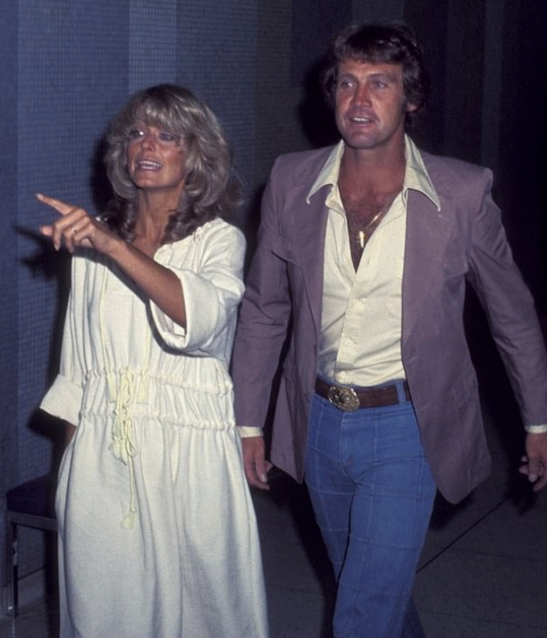 Photo rare et décontractée de Farrah Fawcett et Lee Majors partageant un moment simple