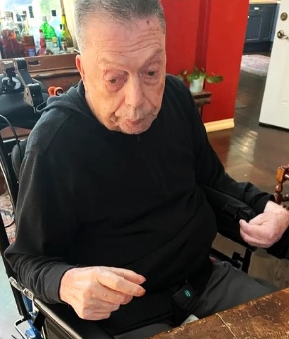 Tim Curry en studio d'enregistrement, concentré sur son travail de voix off.