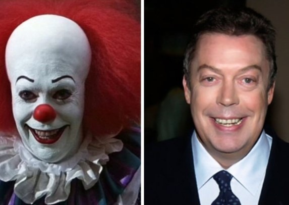 Portrait de Tim Curry, avec une expression caractéristique, évoquant ses rôles cultes.