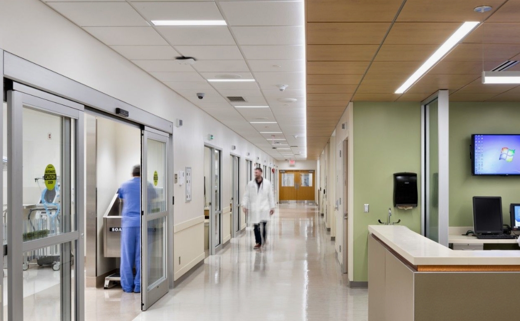 Un homme, Thomas, regarde avec tendresse un petit garçon, Lucas, qui sourit en tenant un jouet.