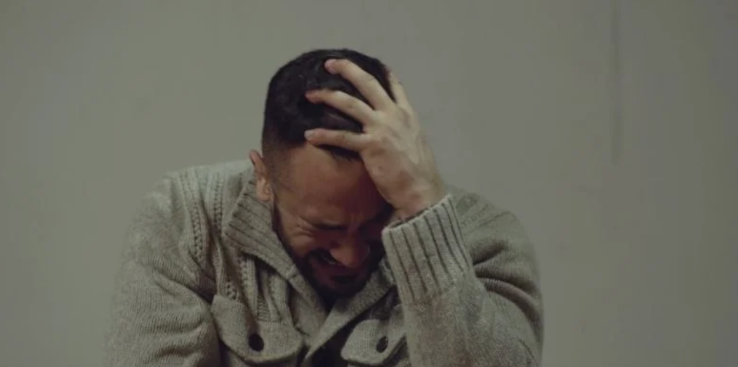 Lucas, adolescent, serre Thomas dans ses bras sur une estrade, sous les applaudissements d'un public, une médaille à la main.