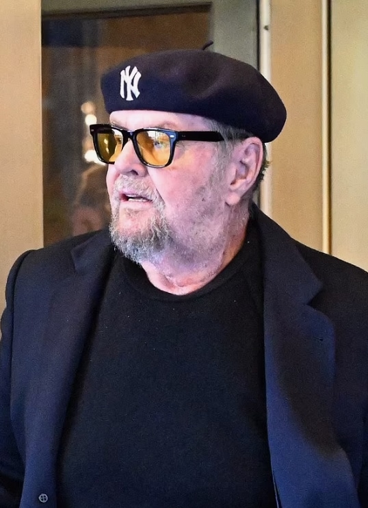 Nicholson affichant une expression intense