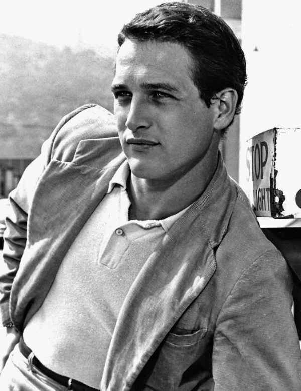 Paul Newman souriant, en smoking sur un bateau à Venise
