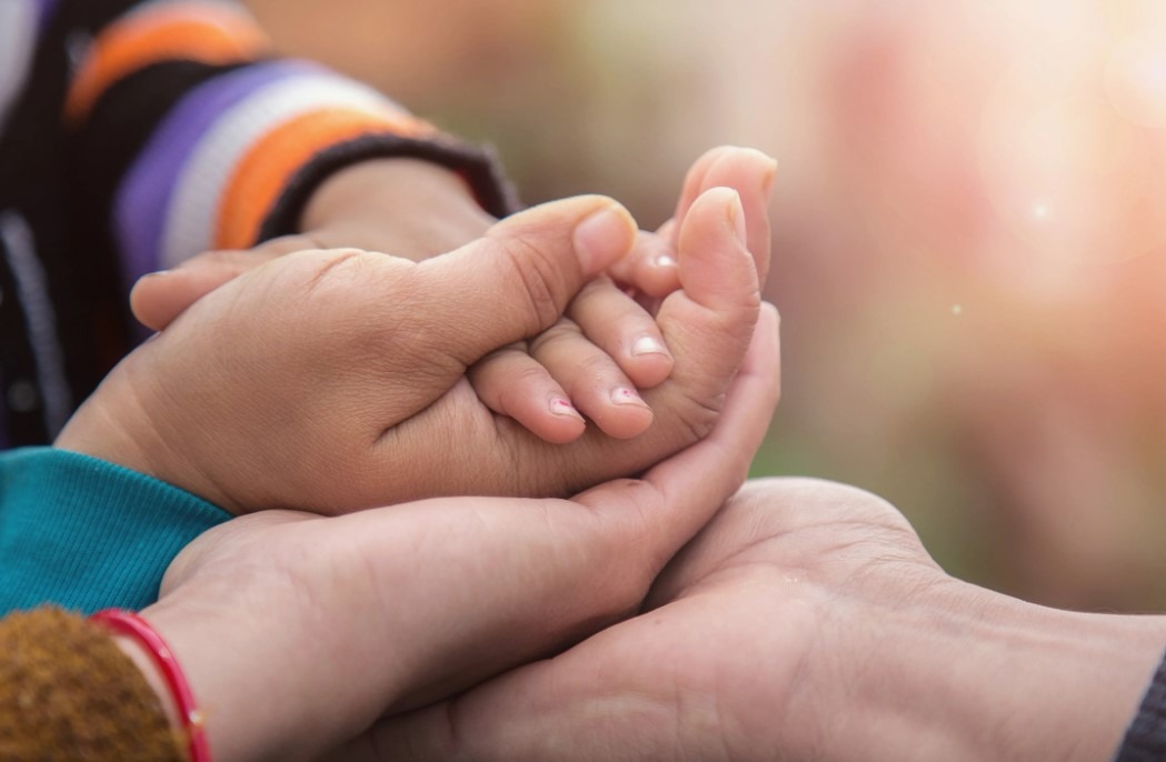 Photo de Léo et son père partageant un moment complice