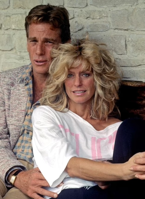 Photographie de Ryan O'Neal et Farrah Fawcett enlacés, souriants