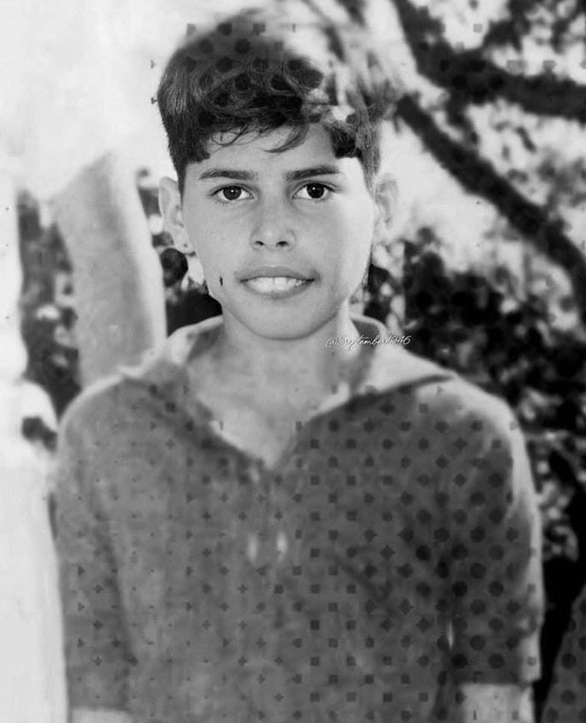 Photographie en noir et blanc du bébé Farrokh Bulsara, futur Freddie Mercury, avec sa mère