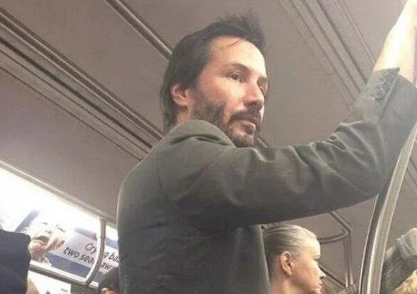 Keanu Reeves saluant des fans avec un sourire chaleureux