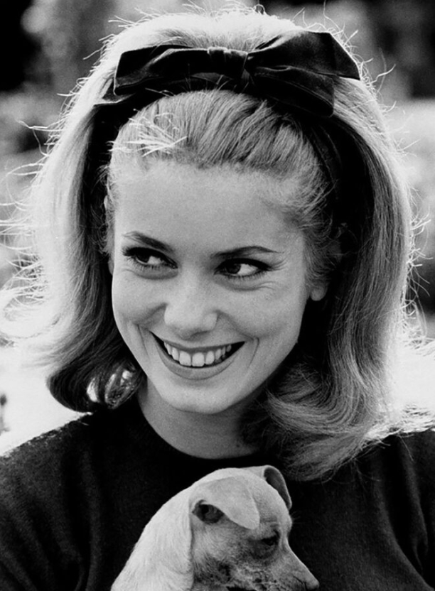 Portrait élégant de Catherine Deneuve, style intemporel