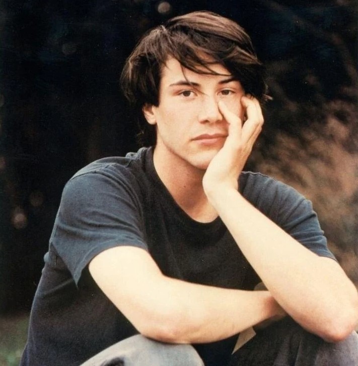 Keanu Reeves jeune, regard pensif