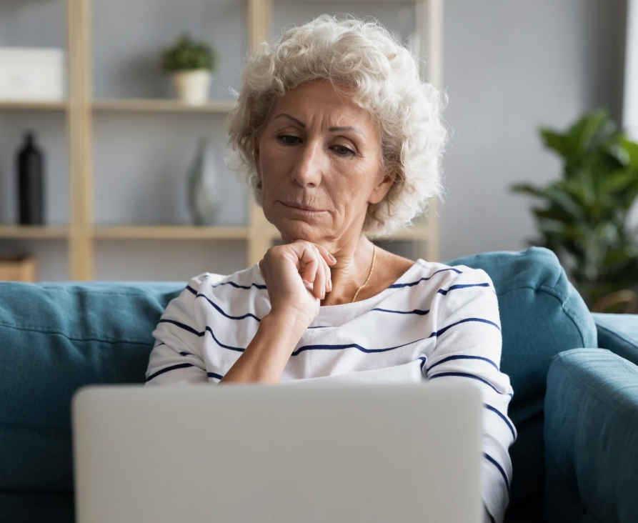 Une femme âgée réfléchissant, un plan écrit devant elle
